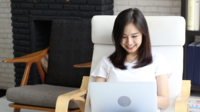 Jeune femme asiatique travaillant avec un ordinateur portable