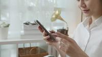 Vrouw die een Smartphone en een Creditcard houdt