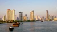 Barcos de transporte ao longo do rio Chao Phraya em Bangkok