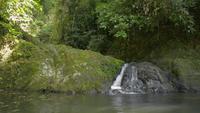 Pequena cachoeira que flui através das montanhas.