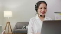 Geschäftsfrau, die Mikrofon-Headset trägt.