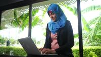 Femmes arabes tapant des réponses aux clients de chat