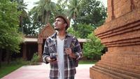 Vooraanzicht van Afrikaanse mannelijke toerist die een tempel van Thailand bezoekt