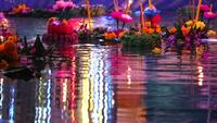 Loy Kratong Festival i floden