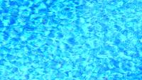 Superfície da água ondulada na piscina